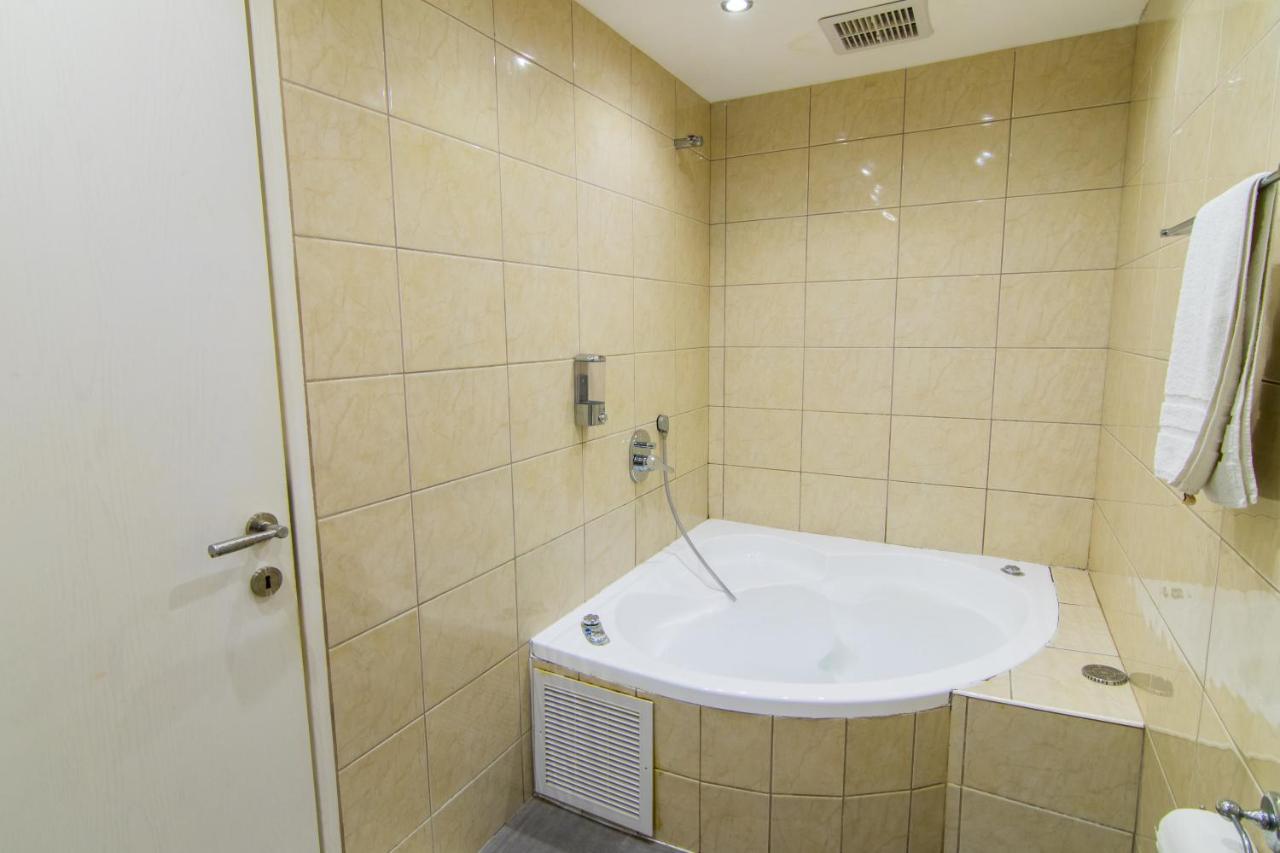 Doppel- oder Zweibettzimmer mit Whirlpool-Badewanne